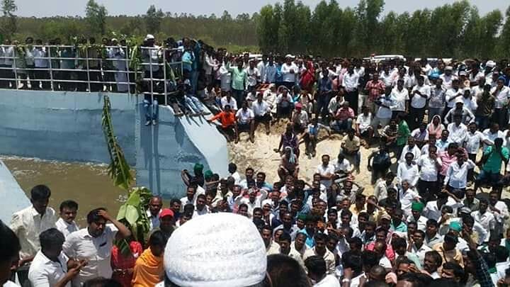 KadakKolara's tweet photo. ಇಂದು ಕೋಲಾರ ತಾಲ್ಲೂಕು ಲಕ್ಷೀಸಾಗರ ಕೆರೆಗೆ ಹರಿದ ಕೆ.ಸಿ ವ್ಯಾಲಿ( ಕೋರಮಂಗಲ ಮತ್ತು ಚಲ್ಲಘಟ್ಟ ಕಣಿವೆ ) ನೀರು ಹರಿಸಲಾಗಿತ್ತು. ಈ ಸಮಯದಲ್ಲಿ ಕರ್ನಾಟಕ ವಿಧಾನಸಭಾ ಅಧ್ಯಕ್ಷರು ರಮೇಶ್ ಕುಮಾರ್ ಮತ್ತು ಬಂಗಾರಪೇಟೆ ಶಾಸಕ ಎಸ್ ಎನ್ ನಾರಾಯಣಸ್ವಾಮಿ ಉಪಸ್ಥರಿದರು. #kcvalleyproject #koramangalachallaghattavalley
@KadakKolara https://t.co/fWYw6lxJi1