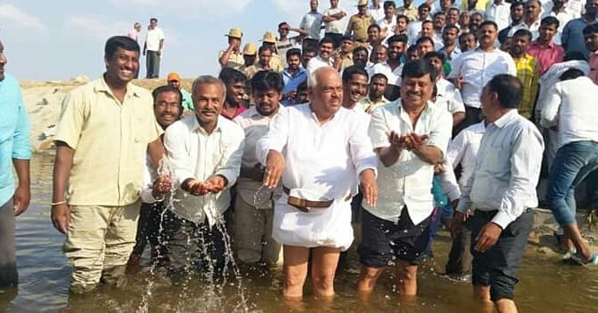 KadakKolara's tweet photo. ಇಂದು ಕೋಲಾರ ತಾಲ್ಲೂಕು ಲಕ್ಷೀಸಾಗರ ಕೆರೆಗೆ ಹರಿದ ಕೆ.ಸಿ ವ್ಯಾಲಿ( ಕೋರಮಂಗಲ ಮತ್ತು ಚಲ್ಲಘಟ್ಟ ಕಣಿವೆ ) ನೀರು ಹರಿಸಲಾಗಿತ್ತು. ಈ ಸಮಯದಲ್ಲಿ ಕರ್ನಾಟಕ ವಿಧಾನಸಭಾ ಅಧ್ಯಕ್ಷರು ರಮೇಶ್ ಕುಮಾರ್ ಮತ್ತು ಬಂಗಾರಪೇಟೆ ಶಾಸಕ ಎಸ್ ಎನ್ ನಾರಾಯಣಸ್ವಾಮಿ ಉಪಸ್ಥರಿದರು. #kcvalleyproject #koramangalachallaghattavalley
@KadakKolara https://t.co/fWYw6lxJi1
