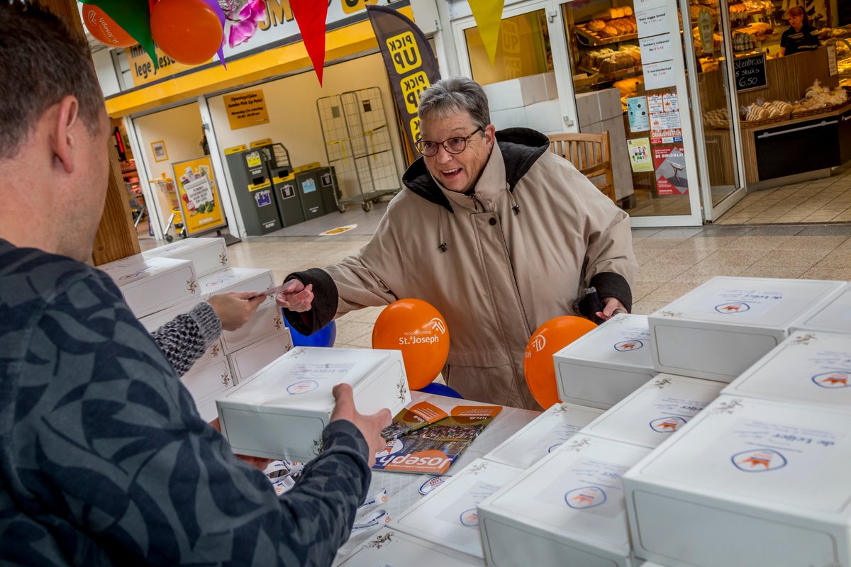 wonenbijJOOST's tweet photo. Wat een leuke dag vandaag! Heel veel #felicitaties van huurders en heel veel leuke reacties! Omdat we dit jaar ons #100jarigjubileum vieren trakteren we dit weekend op appeltaart! Ook morgen zijn de bonnen uit onze #jubileumuitgave nog in te leveren. https://t.co/Pl70HkdgLZ