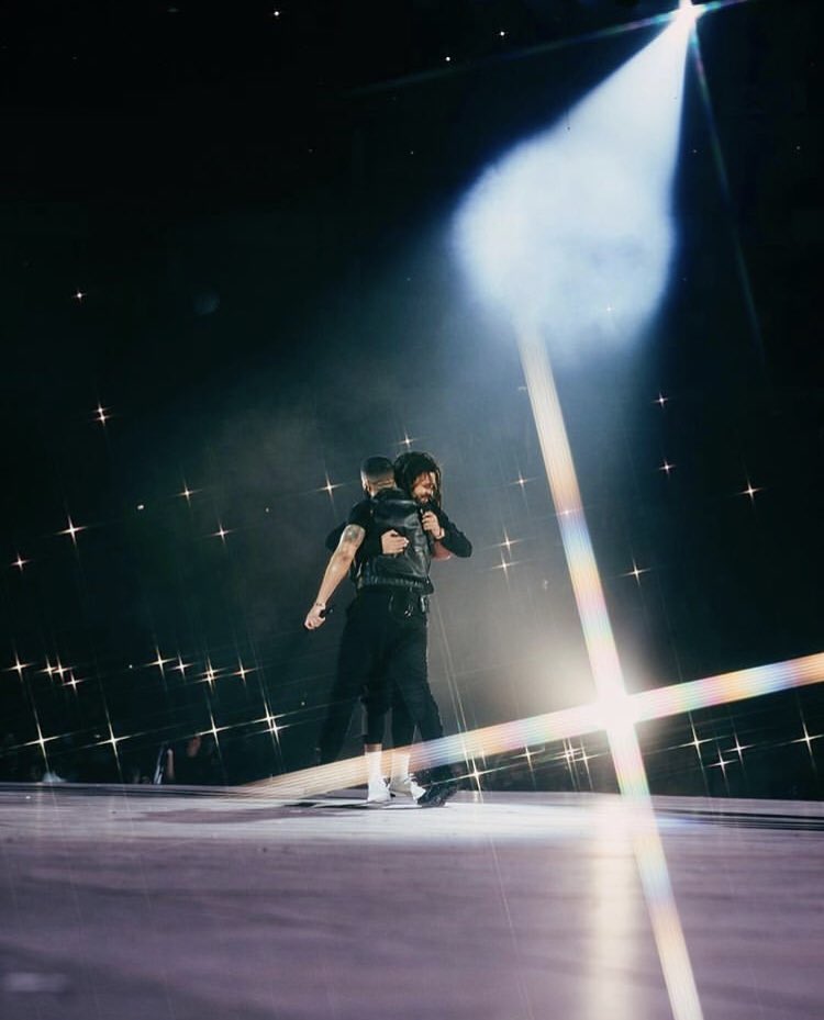 umusic's tweet photo. .@Drake ended his takeover at #TheO3 by bringing @JColeNC on stage. Forever jealous of this London crowd. 😭
[📷: @AntSoulo] https://t.co/SIjXrReYtA