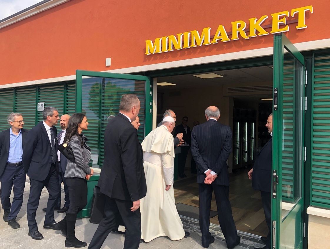 Cindy_Wooden's tweet photo. Wonder what he bought? #PopeFrancis checks out the mini-mart at Villaggio Emanuele, a complex of residences for people with Alzheimer's. Photo from @PCPNE_en #MercyFriday https://t.co/k8gTEVPxEY