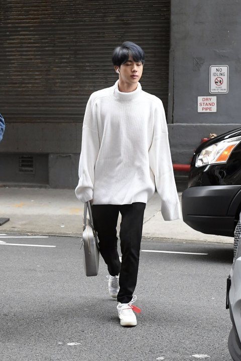 X 上的All for Jin：「[#JinUpdate] BTS nail casual street style as they're  pictured in the wild in New York City 📸  #JIN  #진#김석진#BTS @BTS_twt  / X