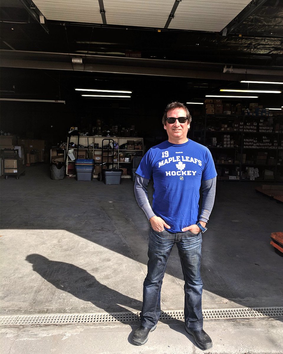 Alcli_ca's tweet photo. 😼Happy #BandShirtFriday . Great effort last night from our band of boys in BLUE. #GoLeafsGo 🏒🥅
.
.
.
#TorontoMapleLeafs #MapleLeafs #alcli #hammerstop #shoeincanada #shoein #Construction #ConstructionSupplies #BuildingSupplies #CanadianConstruction #CanadianRenovations #Tools https://t.co/Tu5rmEiULA