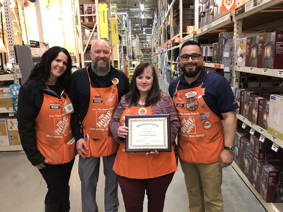Congratulations Terrie on Receving your Diamond Homer Award!!! Thank you Terrie for living our values. What an awesome apron! Thanks  <a href="/robbie_bowen/">Robbie Bowen</a>.  #Thd4408 <a href="/HDMartyUT/">Marty Tanner</a> <a href="/boyer_hd/">TysonBoyerHD</a>