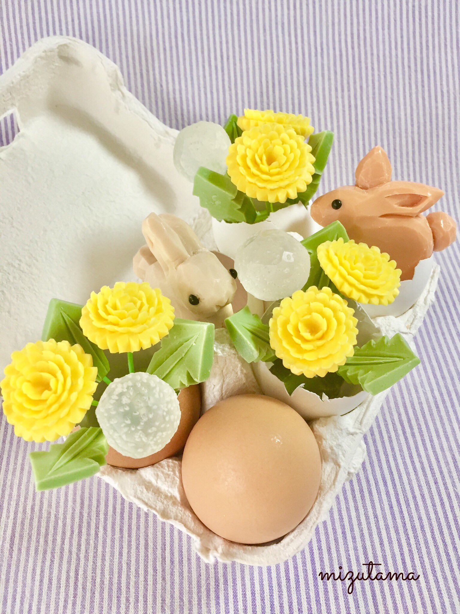 水玉 Twitterissa たんぽぽの花は彫刻刀で彫るお花です 彫刻刀の花はソープカービングの体験教室とかでやるくらい初歩のお花ですが 簡単なわりに見た目がお花らしく華やかなので好きです 黄色石鹸 マスターソープ 緑 抹茶ミルク 透明 ちふれ です T