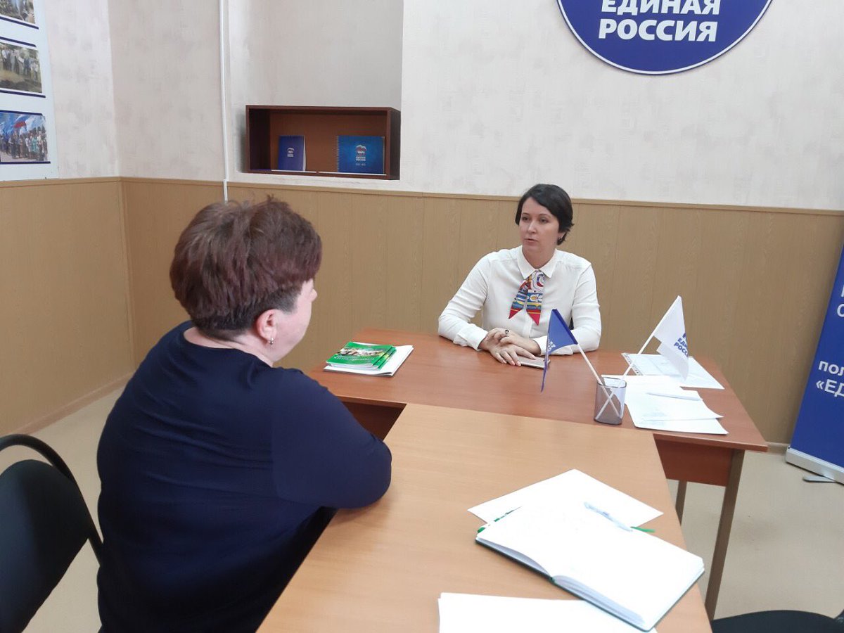 OTiumina's tweet photo. 12 апреля в День космонавтики провела приём граждан в  Самарском отделении партии Единая Россия,  очень хочется помочь всем жителям Центра Самары с ветхим жильем и дырявыми крышами !!! https://t.co/Gg6qzgQFo1