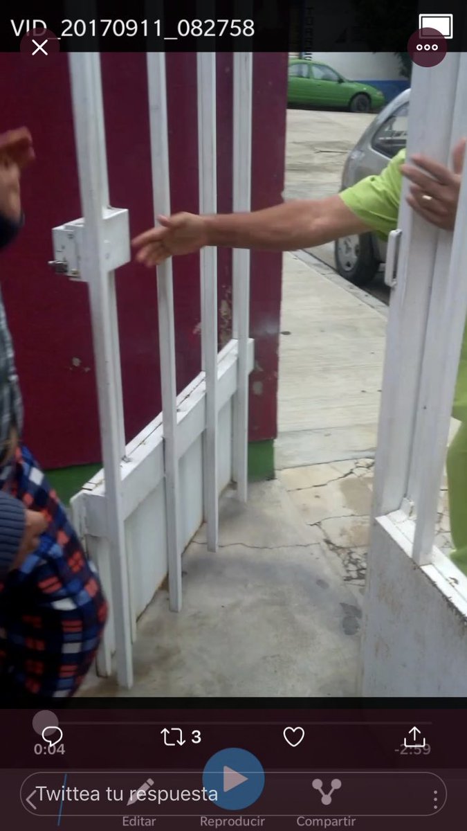 lola_meraz10's tweet photo. Ahora el dentista golpeador de vecinos, Rafael Medina Baños, trabaja para el @DIF_Oaxaca @IvetteMurat “regalando sonrisas oaxaqueñas” con total impunidad, habrá que investigar de donde salen los recursos para que gobiernos lo protejan 💪💪 https://t.co/Do0LnmYRY8