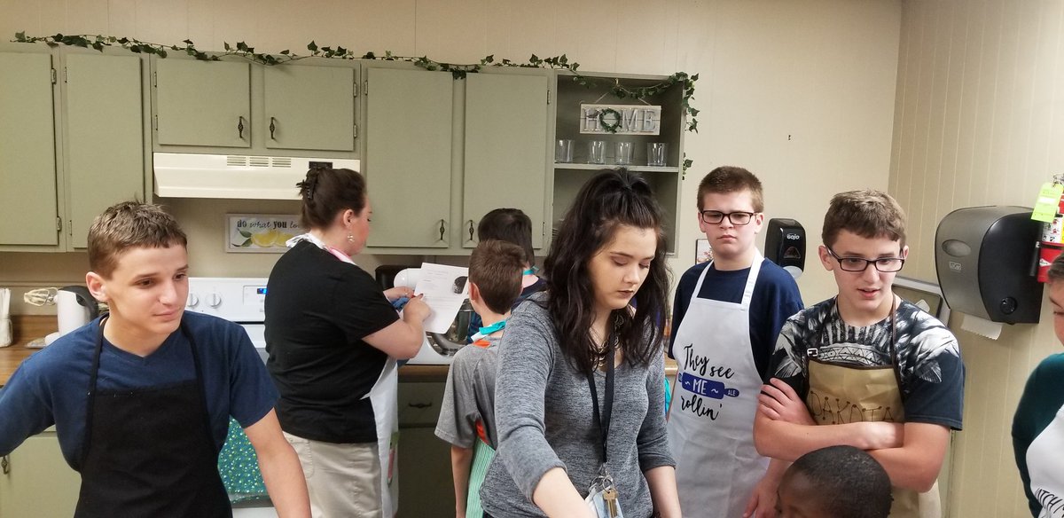 boates16's tweet photo. We have the BEST parent volunteers! 
#EmpowerLV
#cookingwithChas https://t.co/iQs14RZ9ln