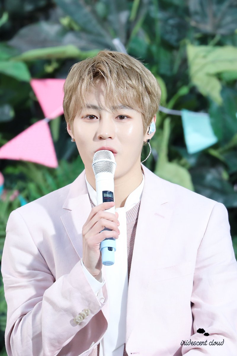 190412 에버랜드

 너무멋져 😣😣

#하성운 
#HASUNGWOON 
#에버랜드
#BIRD
#하성운의피크닉뮤직라이브