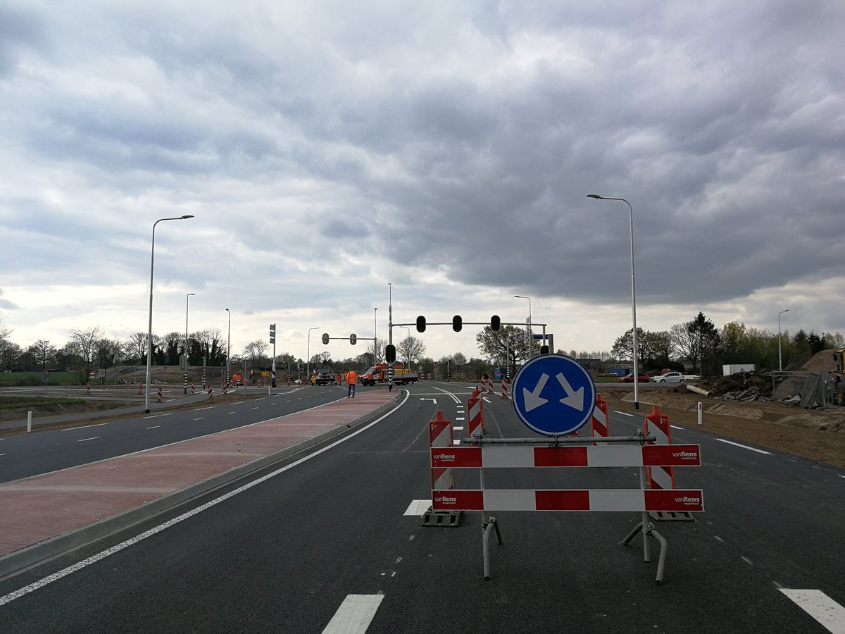 De laatste markering erop, de verkeerslichten aan en dan wordt het eerste deel van de nieuwe Rondweg N303 Voorthuizen opengesteld @Strukton <a href="/MobiliteitRens/">Van Rens mobiliteit</a> <a href="/NWM_markering/">NWM</a>