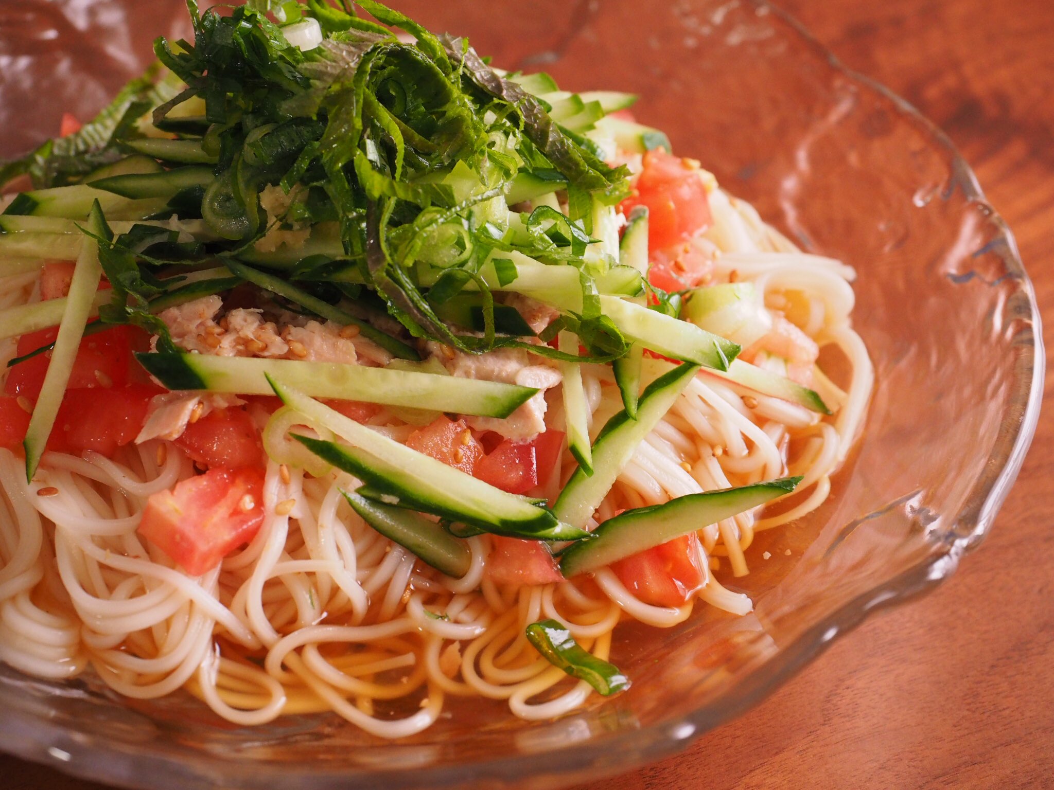 まーたろー 料理好き兼業主夫 今頃はシロさんが佳代子さんのそうめんを食べているところでしょうか それとも漫画とは展開違う 映らないので我慢我慢 ツナとトマトのぶっかけそうめん これ美味しいんですよ 食べた日寒かったけどw 夏になったらまた