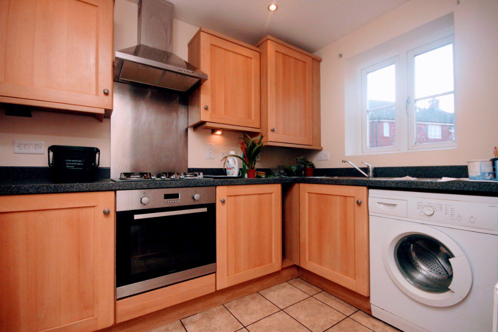 GlosBelvoir's tweet photo. Located in Brockworth🌳for easy commute📈 to Cheltenham, Stroud, Cirencester &amp; Gloucester; with quick access to M5j11a🗺. A clean 2 bed end of terrace with ensuite to master bedroom🏡🚿. This property ticks all the boxes✅. Book in for a viewing now!📖🔍 https://t.co/9mlhpPMcv0 https://t.co/ZhA2YTLV3N
