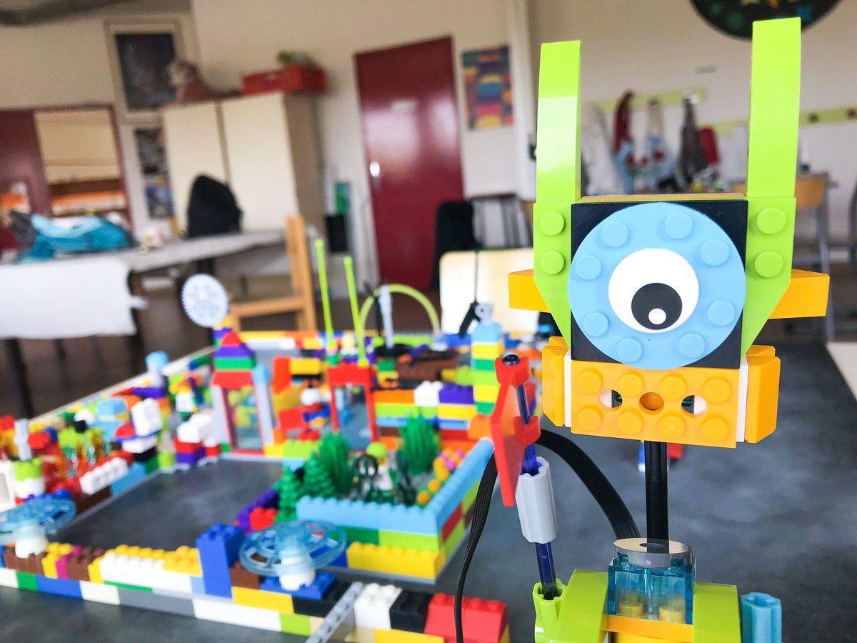 LaurentMazaury's tweet image. Les enfants des accueils de loisirs de la Commanderie et de Willy Brandt sont prêts pour le challenge de robotique, #legochallenge, de demain. Venez les encourager de 14h à 18h, à la Maison de quartier Lino Ventura de villedeboisdarcy  #legowedo #robotiq…