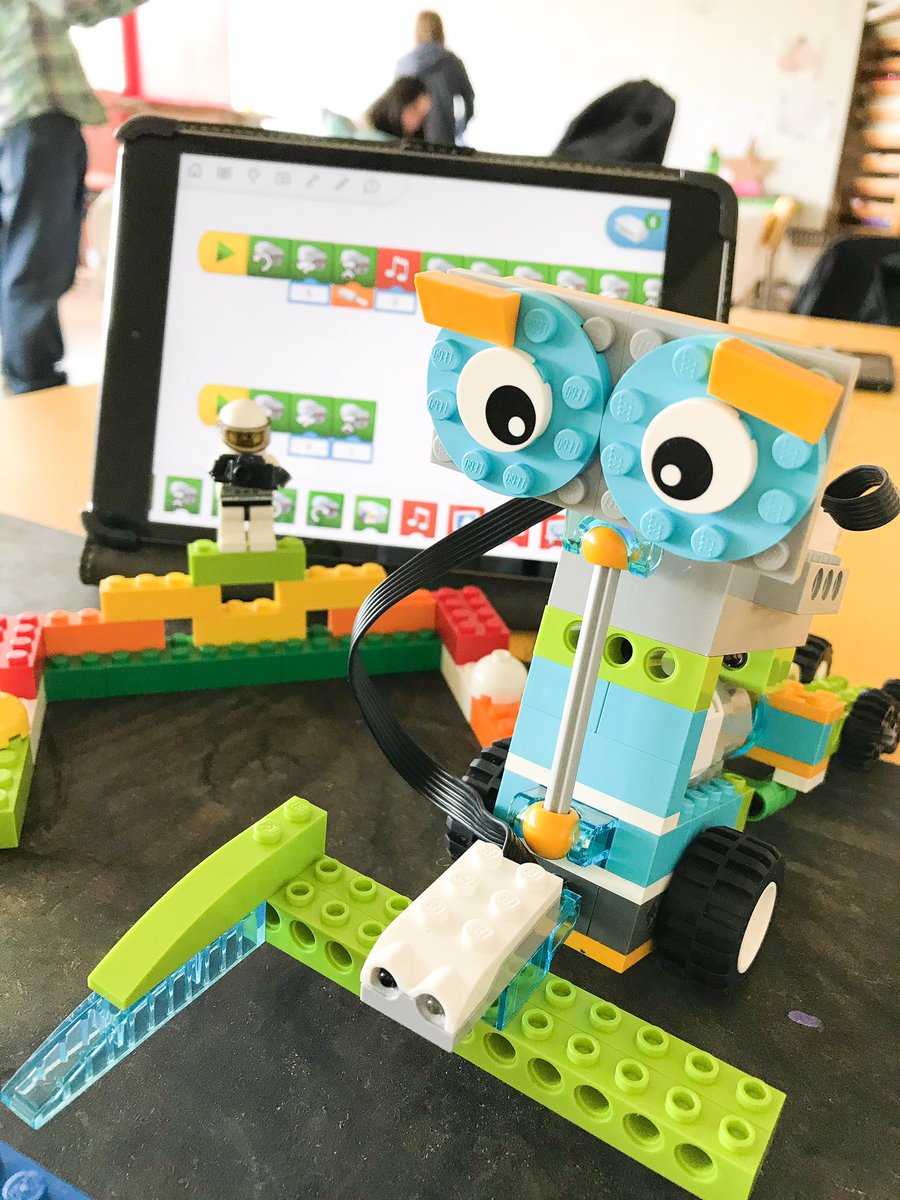 LaurentMazaury's tweet image. Les enfants des accueils de loisirs de la Commanderie et de Willy Brandt sont prêts pour le challenge de robotique, #legochallenge, de demain. Venez les encourager de 14h à 18h, à la Maison de quartier Lino Ventura de villedeboisdarcy  #legowedo #robotiq…