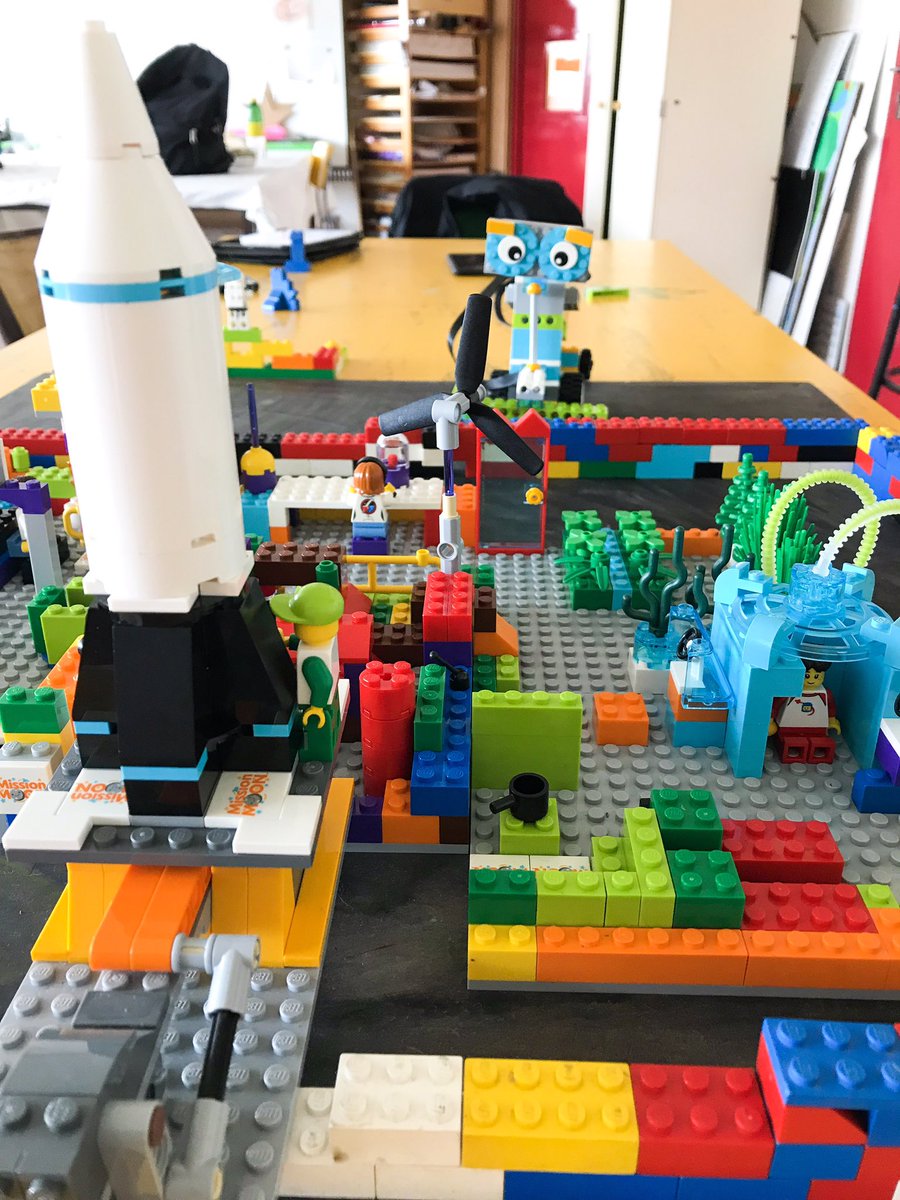 LaurentMazaury's tweet image. Les enfants des accueils de loisirs de la Commanderie et de Willy Brandt sont prêts pour le challenge de robotique, #legochallenge, de demain. Venez les encourager de 14h à 18h, à la Maison de quartier Lino Ventura de villedeboisdarcy  #legowedo #robotiq…
