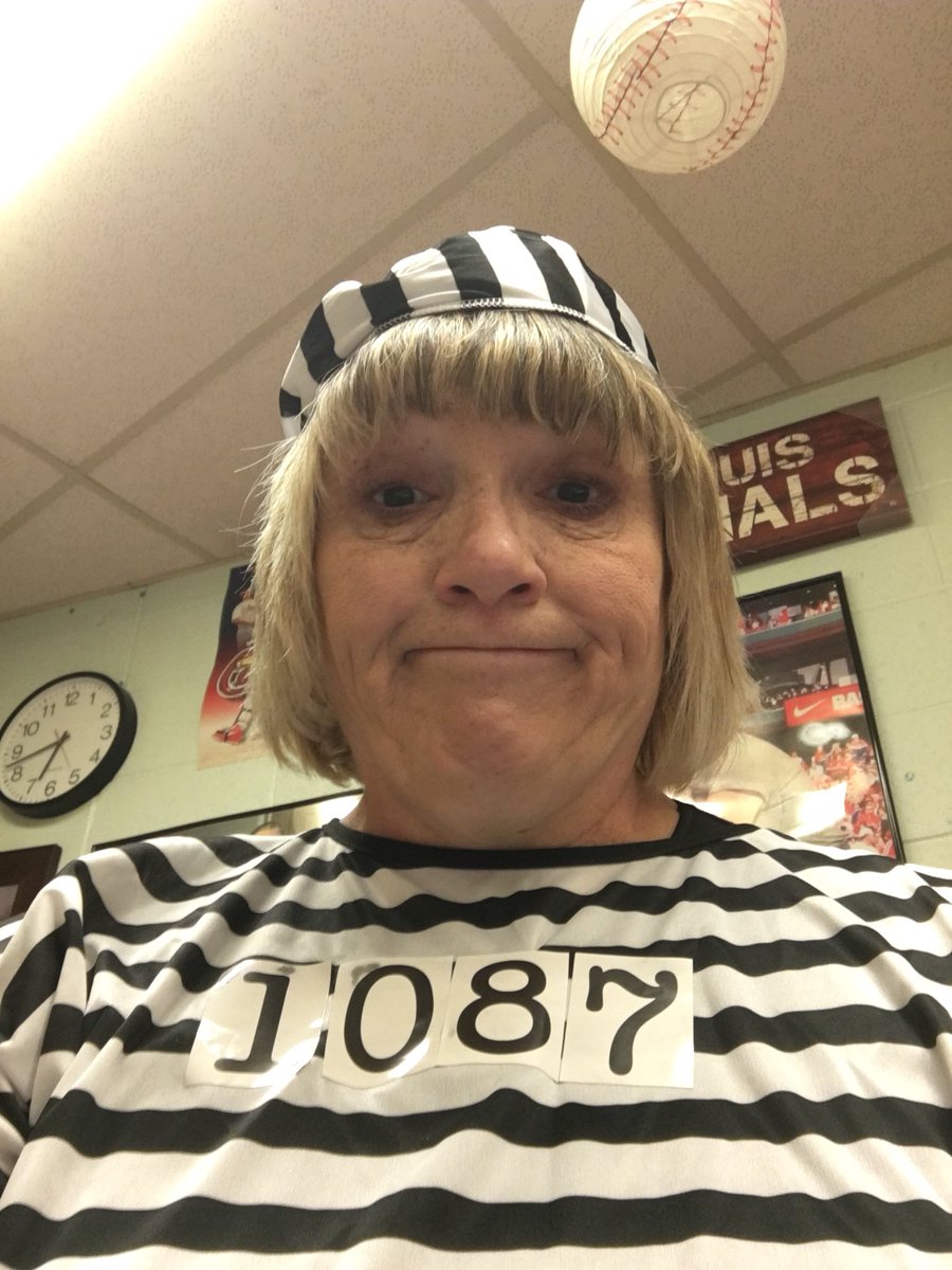 D32MsRichardson's tweet photo. Reading about dumb criminals today.  #pcmsd32 #exciteyourstudents #lovemyjob https://t.co/BlMu23GDNA