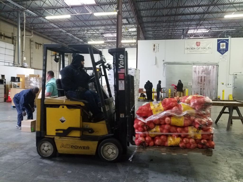 SHARE_dc's tweet image. Friday D-Day in progress. Health &amp;amp; affordable food on its way to a community near you. #share #sharefood #sharedc #volunteer #healthy #freshproduce #affordableandhealthy