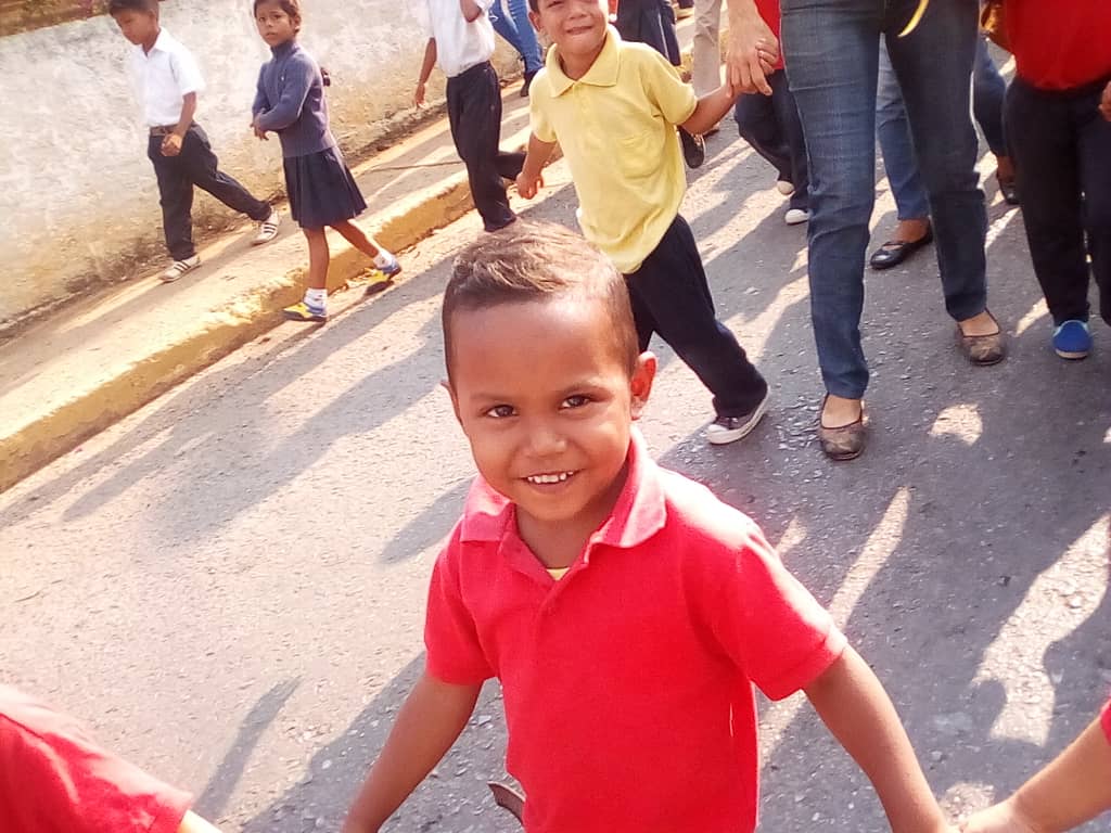 Neubech's tweet photo. Niños, niñas, docentes, madres, padres y representantes de la escuela Vista al Mar de Píritu ANZ caminando por la comunidad apreciando los Araguany que ya nos dan su esplendor @MPPEDUCACION @ZEAnzoategui @SalaAnzoategui @carcast02 https://t.co/7JJ88klL6q