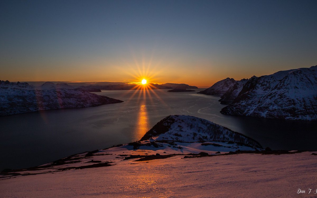 DanFSkovli's tweet photo. Happy weekend 🙂👍

#StormHour #sunset #ThePhotoHour #travel #Norway #Nature #explore #Arctic #sunrise #FridayFeeling #landscape #Colors @ https://t.co/z15s5O9EWL