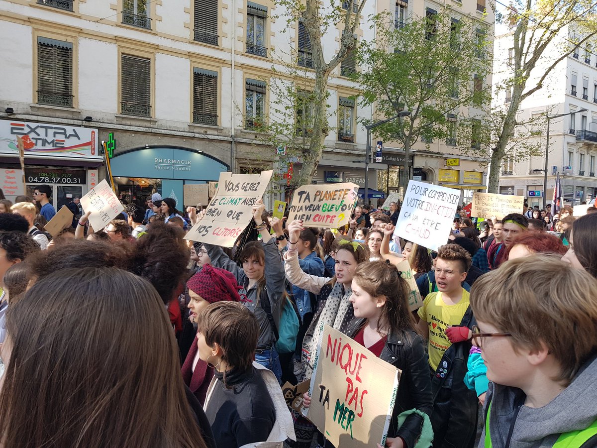 YouthfClimateLY's tweet photo. La manifestation est terminée. 

Merci d'avoir été au rendez-vous 😍

D'autres marches sont à venir, ainsi que d'autres actions. Si vous êtes motivé•e, n'hésitez pas à envoyer un MP ! 💪❤
#YouthForClimate #climatestrike #12avril https://t.co/Z1IKUGpUgn