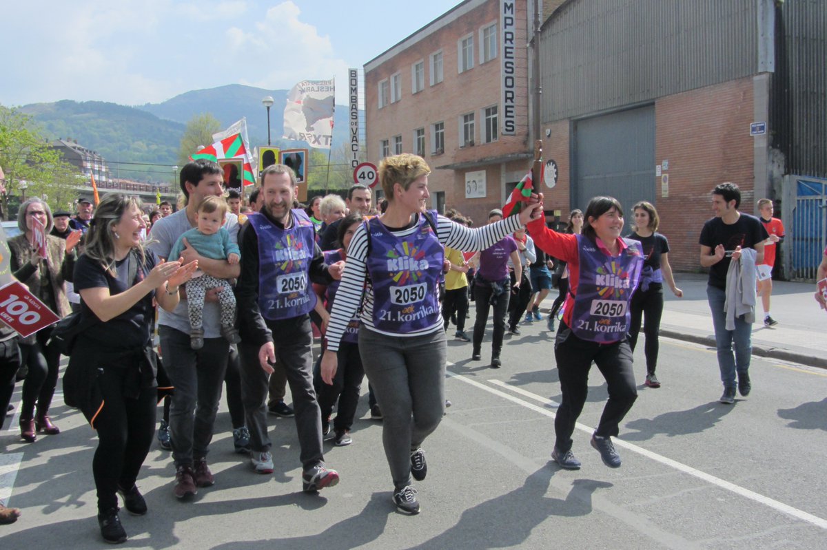 #LasarteOria​n <a href="/argia/">ARGIA</a>, Antza eta Iametzak elkarrekin egin dugun <a href="/korrika/">Iñaki Korrika</a>​ko kilometroaren hasiera #klika #korrika
Argazkia: <a href="/CrisOdri/">Cris Odriozola</a>