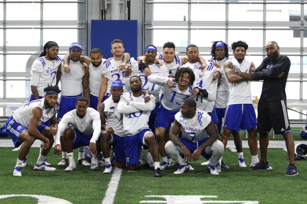 moneymayberry's tweet photo. Letβs flick it up for our dawgs in the cage #π§BOY$ #EasyOnEm https://t.co/l0pMD4ehxq