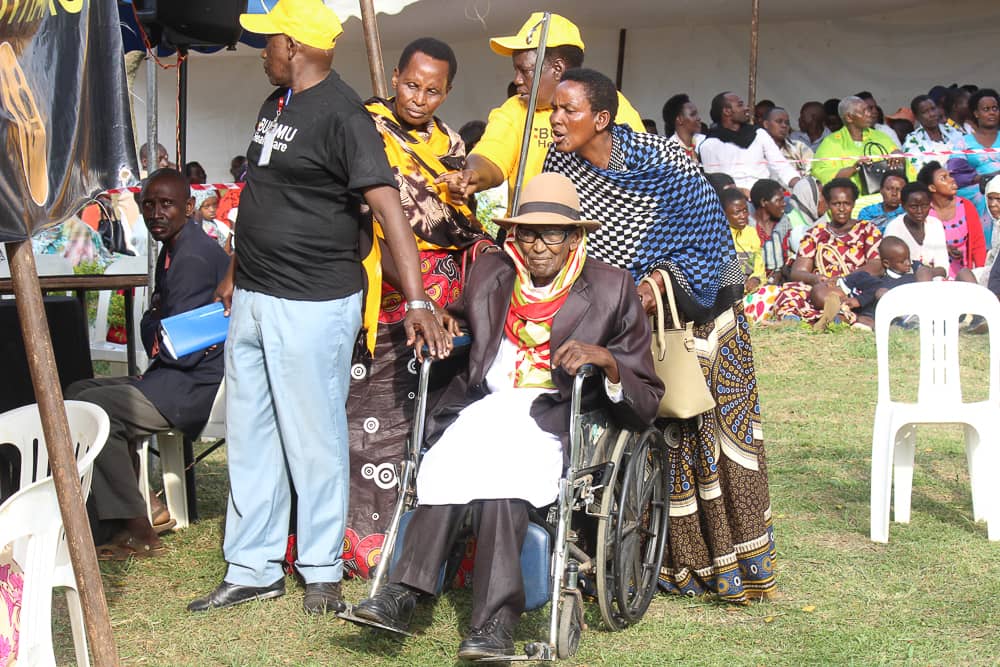 JustineMusiime's tweet photo. Ageing comes with multiple, complex health conditions. #SDG3 is about promoting wellbeing for all at all ages. It's been good seeing a considerable number of #OlderPeople access various services this week at #KiruhuraMedicalCamp.
#UHC #HealthyAgeing #HealthEquity #HealthForAll https://t.co/mjq1AjeL8z