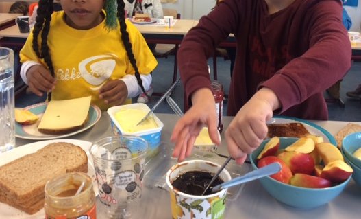 Een lekker en gezond koningsontbijt op school vandaag. 🍏🍅 Alvast gefeliciteerd Willem-Alexander! 👑