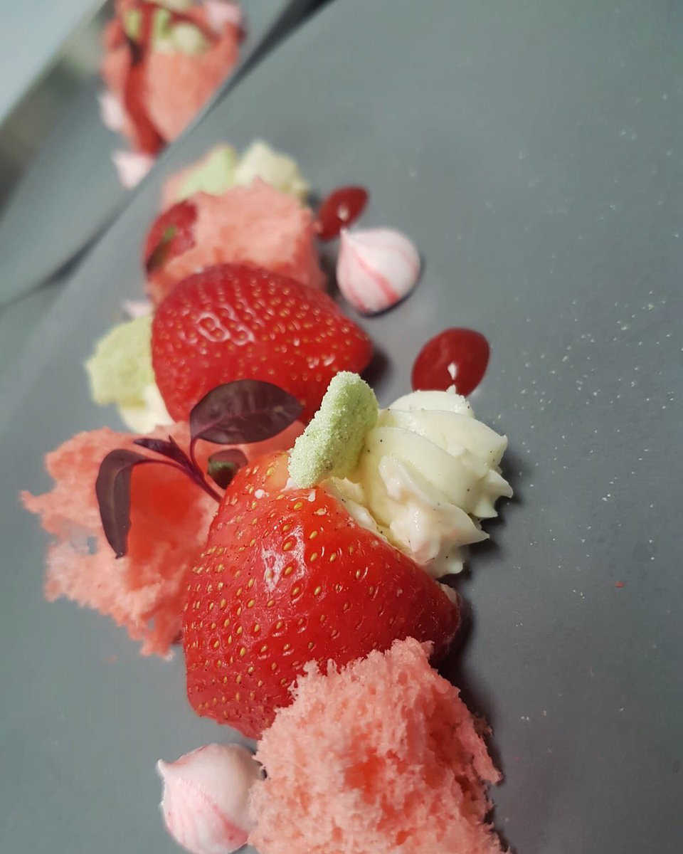BerkeleyCaterer's tweet photo. Inside out cheesecake . A gorgeous mouthful of deliciousness.

.
.
.
#eventprofs #foodporn #cheflife #foodgasm #cheflife #londonvenues #cheesecake #london #desserttable #wedding https://t.co/CiXpQqG2Dn