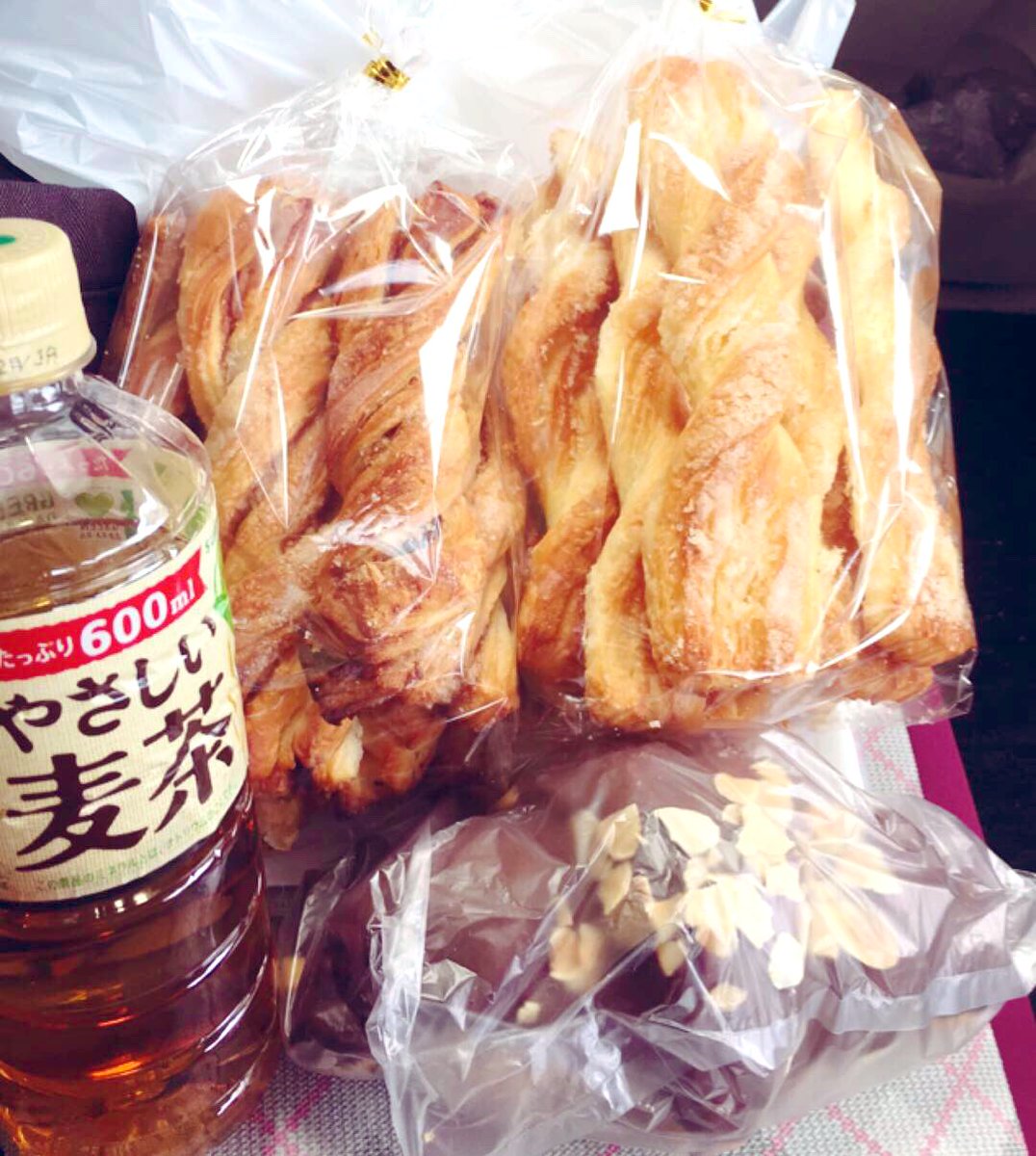 charryblown0901's tweet photo. 激安パン屋さんを発見👀

#那覇市泊
#ルジョンヌ
#パイスティック1本30円
#シナモンスティック1本40円
#どでかいチョコクロワッサン
#クリームも入ってて160円
#昔ながらのパン屋さん https://t.co/4u50TwfKsK