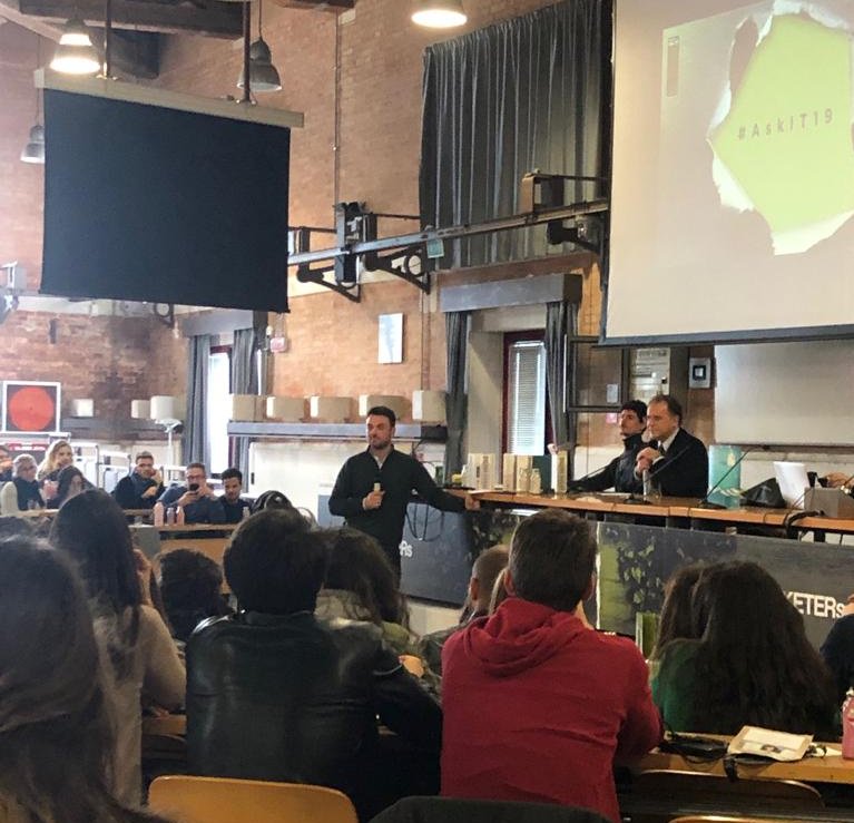 francesco_mion's tweet photo. È spettacolare vedere quanto si possa fare per l'ambiente con una semplice #bottiglia di acciaio!
@24Bottles_ ci svela alcuni dei segreti dietro al successo delle bottiglie dal design unico!
#MakeIT19 https://t.co/ItPQZUoTgu