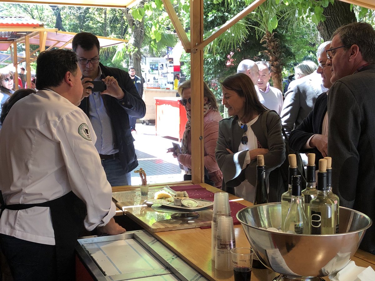ElenaNevado_CC's tweet photo. Un año más celebramos en Cáceres #extregusta, el certamen gastronómico más exitoso de toda Extremadura. Esta mañana, junto al presidente del @ppextremadura, J.A. Monago, hemos inaugurado esta Feria en la que se pueden degustar más de 100 sabrosas tapas.

#Elena2019 #pp #caceres https://t.co/ESw3T1RD8p