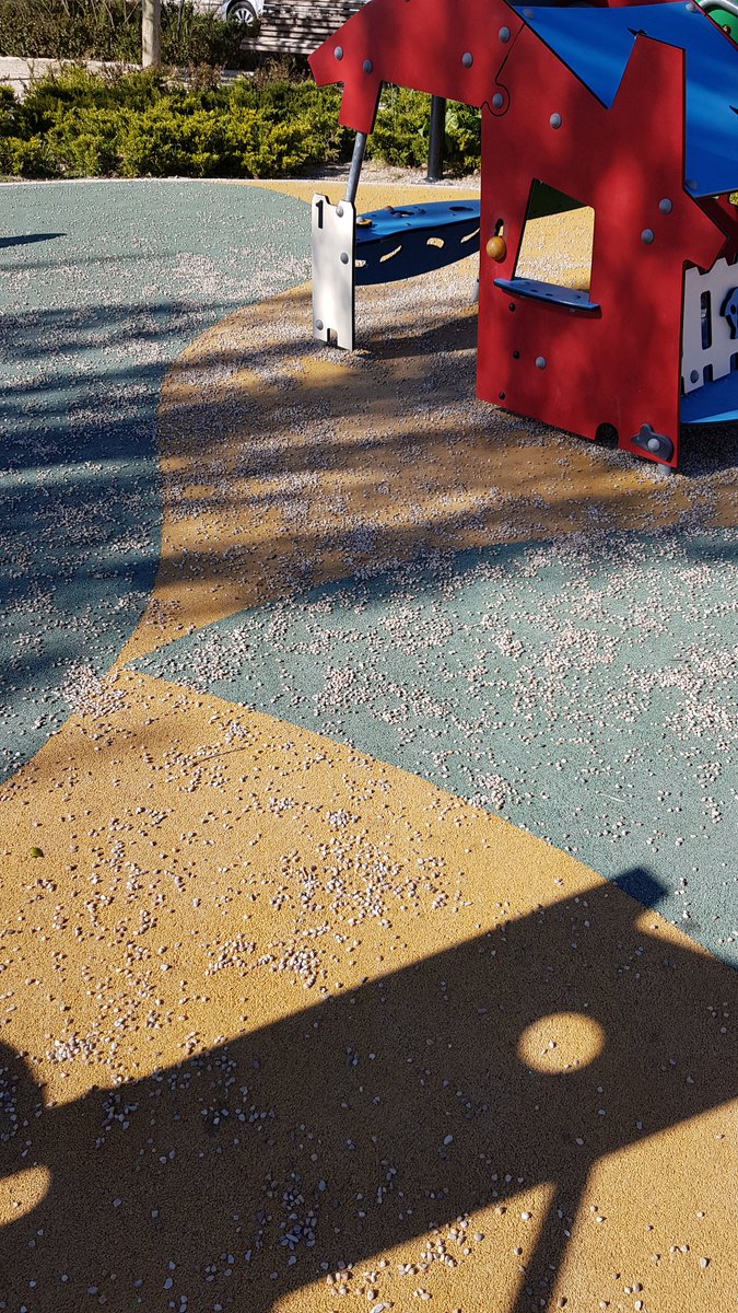 Ahora que estamos de campaña, ¿ Quién se atreve a hacer un mitín aquí? Lo mismo conseguís no caeros. Aunque aviso, nuestros niños no lo consiguen...

#MantenimientoParques 
<a href="/ayto_naval/">Ayto de Navalcarnero</a> <a href="/vecinospornaval/">@vecinospornavalcarnero</a> <a href="/CsNavalcarnero/">Cs Navalcarnero</a> <a href="/ppnavalcarnero/">PP Navalcarnero</a> <a href="/PSOEnaval/">PSOE Navalcarnero / ❤️</a> <a href="/PodemosNaval/">Podemos Navalcarnero</a>