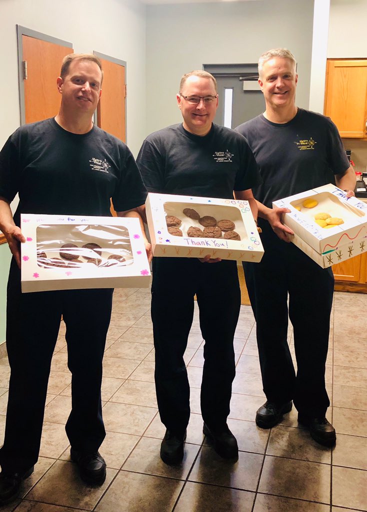 CrestviewMiddle's tweet photo. As part of our #CMSServes Service Day our students made cookies for our First Responders. Thank you for keeping us safe @MetroWestFire @ChesterfieldPD https://t.co/K6Af6vsSPt