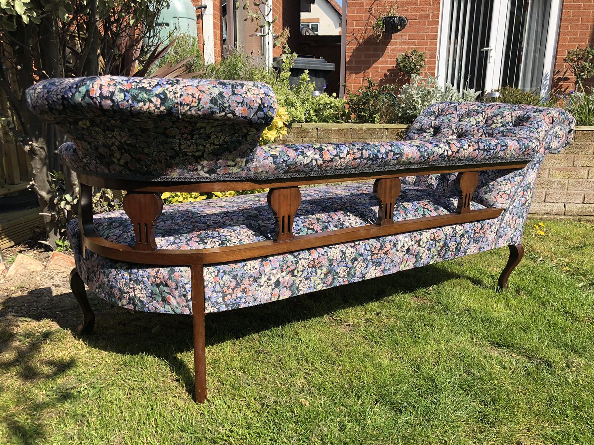 Another piece finished, this antique chaise lounge has been bounty back to life with this stunning floral velvet, if you think you can give this a chaise a good home feel free to DM us to enquire about purchasing it. 
#create #loveupholstery #chaiselounge