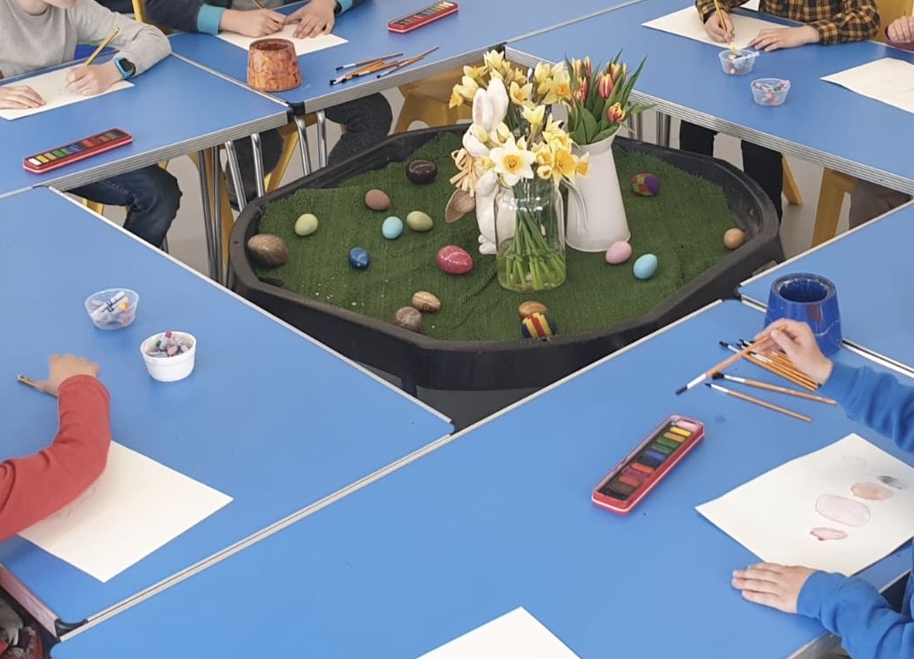 WTyndalePrimary's tweet photo. Final day of our ๐ฃ#EasterPlayScheme ๐ฃextravaganza! The children painted wonderful #watercolours ๐จ๐of this #Easter still life ๐ท๐ฐ๐ฅ๐. #Easter2019 @Artsmarkaward #Spring #RightToAnEducation #Article28 #Article29 #UNCRC #RRSA #painting @TheWorldsLesson @UNICEF_uk #art #artists https://t.co/0fWhw6FBnf