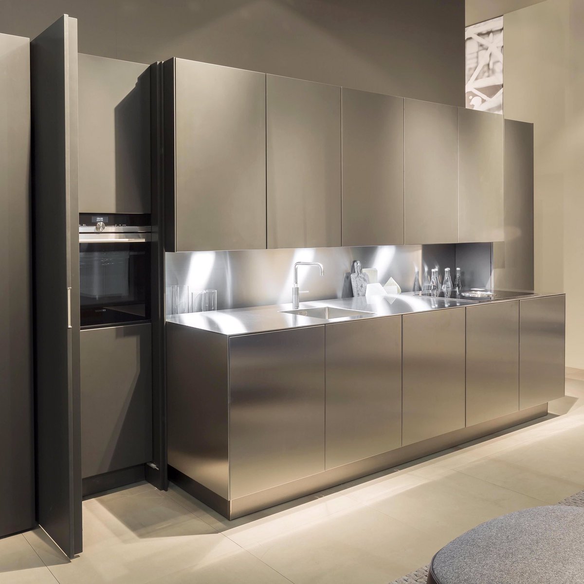 SieMatic_Chi's tweet photo. Simple stunning design by @siematic_uk with @boracookingsystems 🖤🖤🖤 #siematic #luxurykitchen #kitchenliving #stainlesssteelkitchen #pocketdoor https://t.co/Ms1wr5ICaW