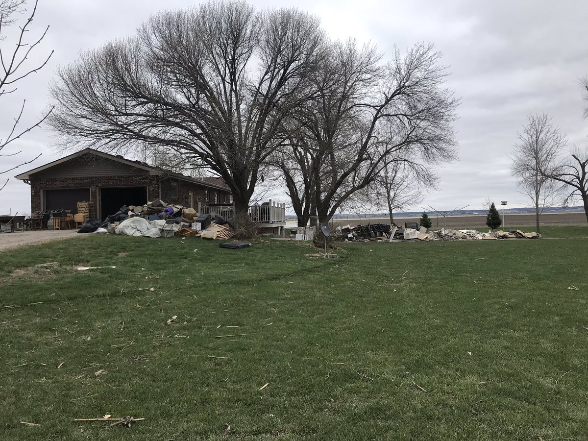 CamilaOrtiTV's tweet image. We’re inside a pole barn now still waiting for @VP to arrive. Look at the second photo- water was probably 12 feet high in here. @KETV @realDonaldTrump #VPvisit #2019flood