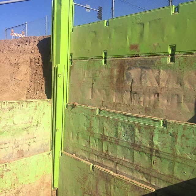 TrenchShoreRent's tweet image. A recent slide rail job next to the I-10 freeway job in Phoenix. TSR does slide rail really well. Give us a call and allow us to bid your next job.  #sliderail #shoring #trenchshoring #trenchshorerentals #treborshoringrentals #tsr #gogreen trenchshorerentals.com/a-recent-slide…