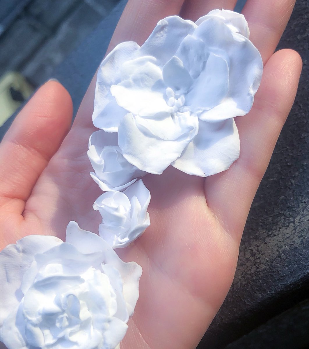 東 真千子 Twitter પર 深夜のテンションで作ってしまった 紙粘土の花