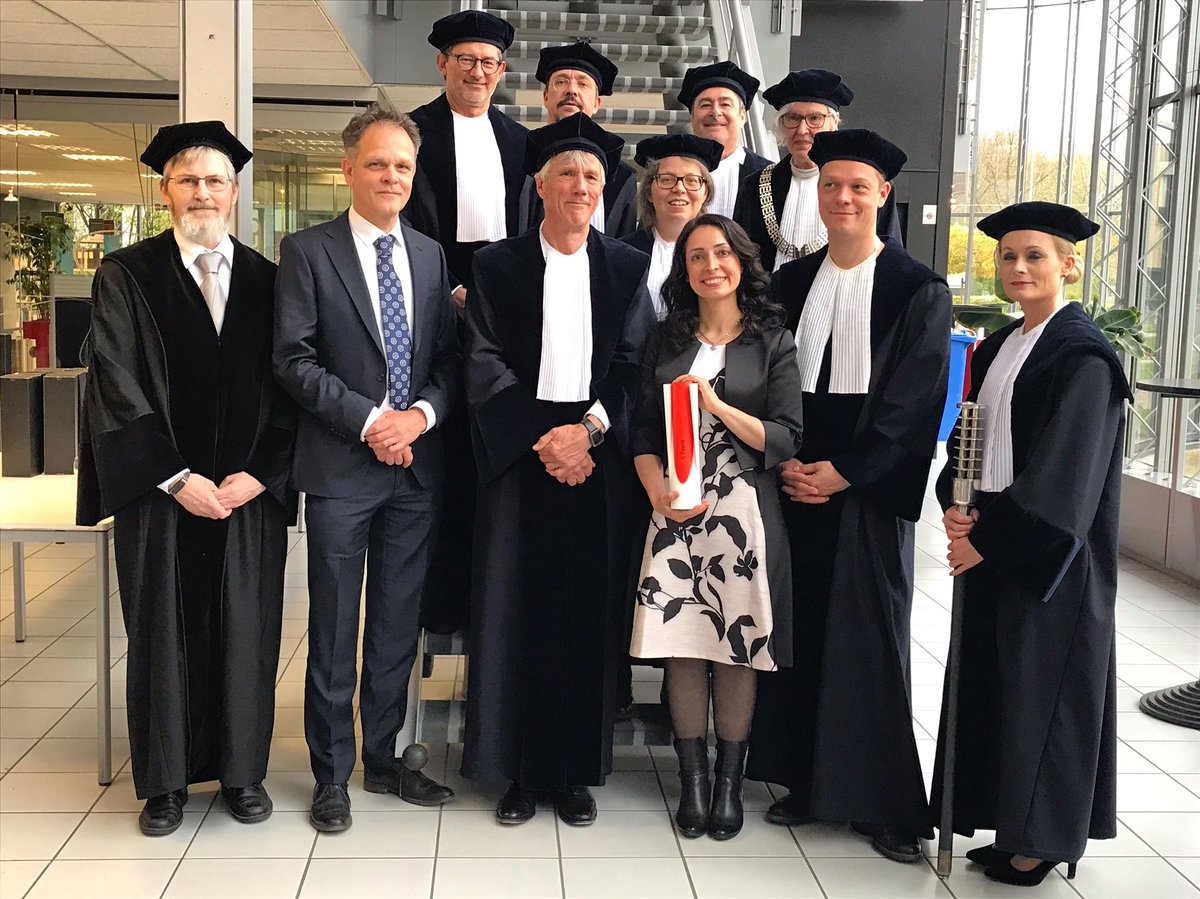 Zo gaan we graag het weekend in. We zijn namelijk nog een jonge doctor rijker. 🎊Helemaal vanuit Stockholm naar het zuiden van Nederland. Soude, van harte gefeliciteerd  met jouw promotie: 'Recommender Systems For Social Learning Platforms'.🎯 #phd #promotie #doctor #proefschrift