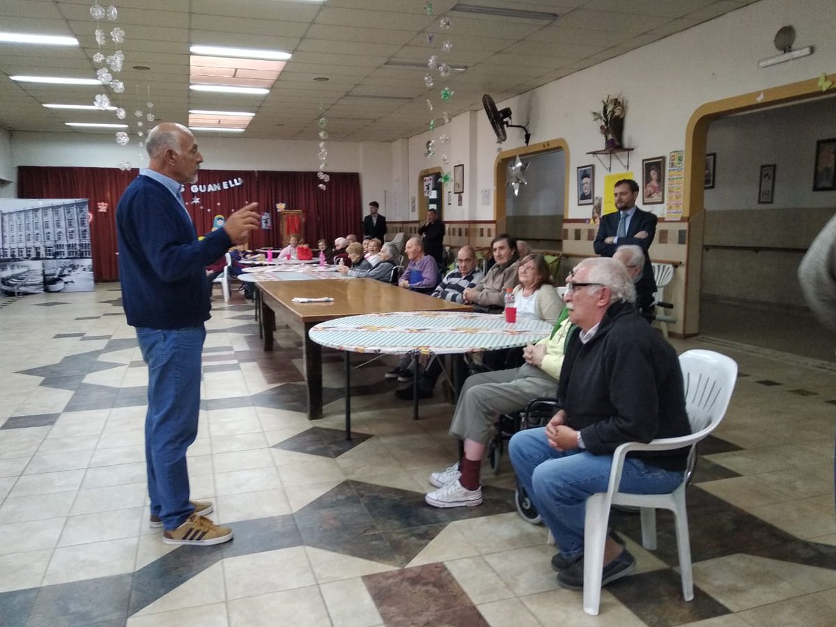 ItaliaenBsAs's tweet photo. Gracias a los funcionarios de @Migraciones_AR  por brindar a nuestros ancianos del #hogardonguanella tan linda charla interactiva sobre el tema de los emigrantes, con fotografías y objetos de época. #cuidamosanuestrosmayores @ItalyinARG @HoracioGarciaOK https://t.co/Nn34VGKGDI
