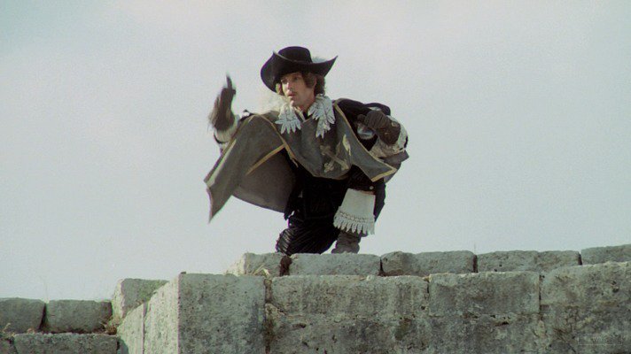 Happy Birthday to Richard Chamberlain who\s now 85 years old. Do you remember this movie? 5 min to answer! 