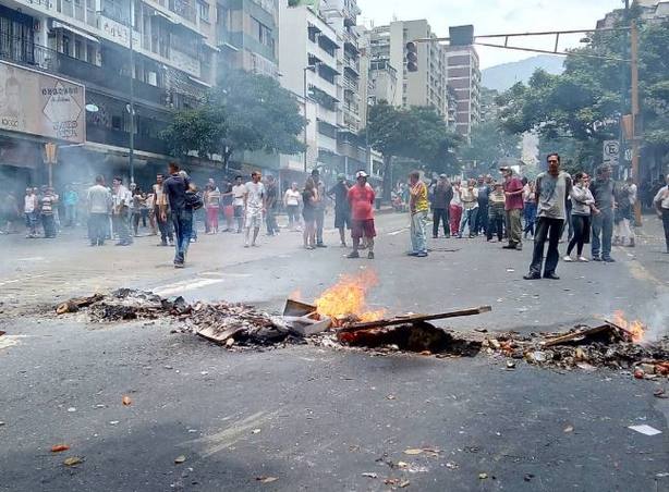 ElNacionalWeb's tweet photo. [ALERTA] Reportan dos heridos de bala durante protesta en la avenida Fuerzas Armadas https://t.co/VF5qzKa1lq  https://t.co/wkJp6xs69p      

.