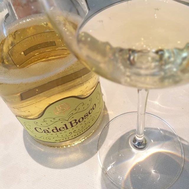 enotecaria's tweet photo. And now this good #franciacorta Ca' del Bosco Cuvée Prestige

#franciacorta #CuvéePrestige #cuvée #wine #vino #sparklingwine #cadelbosco #enotecaria https://t.co/FxOkuJqy7A https://t.co/LwKfoPQVqL