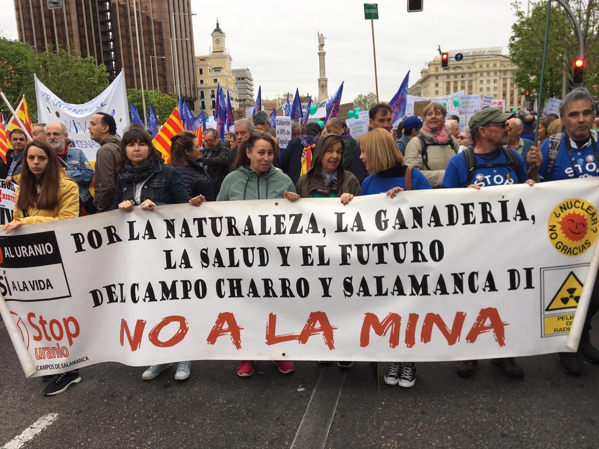 La mayoría de la gente que sale de su tierra lo hace por la falta de trabajo,no por gusto.
Nuestros gobiernos  siempre benefician a las zonas pobladas porque son las que dan votos y dejan morir a la #EspañaVaciada porque no da rédito electoral.
Sin infraestructuras no hay futuro.