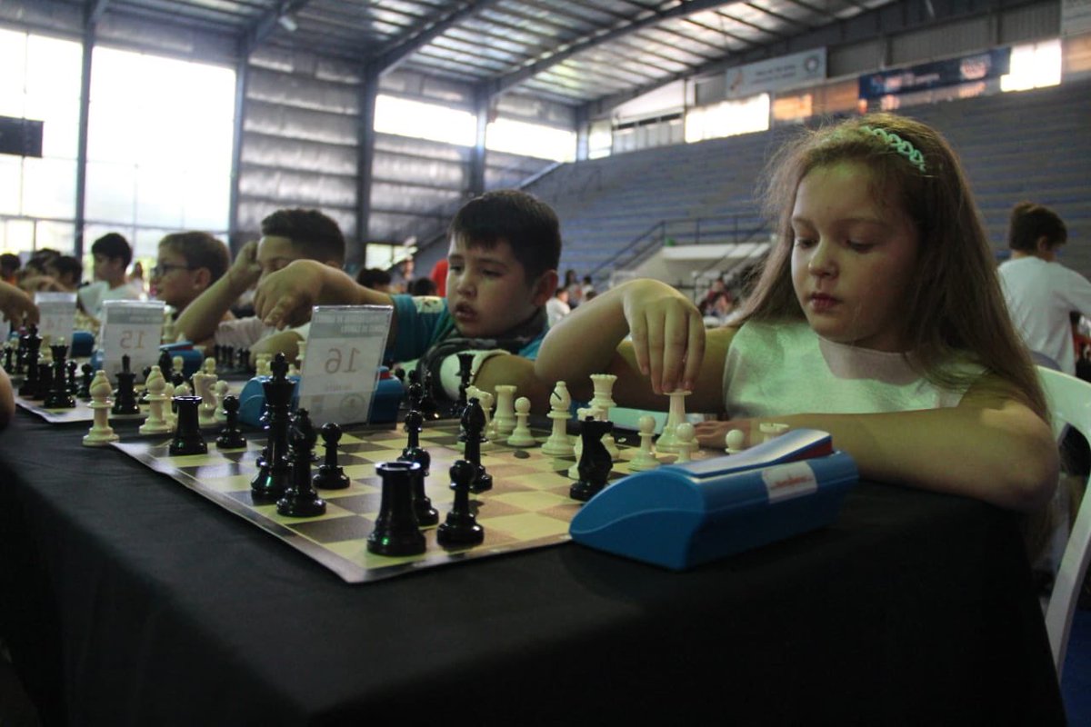 MunicipioLdeZ's tweet photo. 📸 Cientos de familias participan del Torneo de Ajedrez que se está realizando en el Microestadio del @MunicipioLdeZ. ♟ ♟ https://t.co/RxxcDhCjY9
