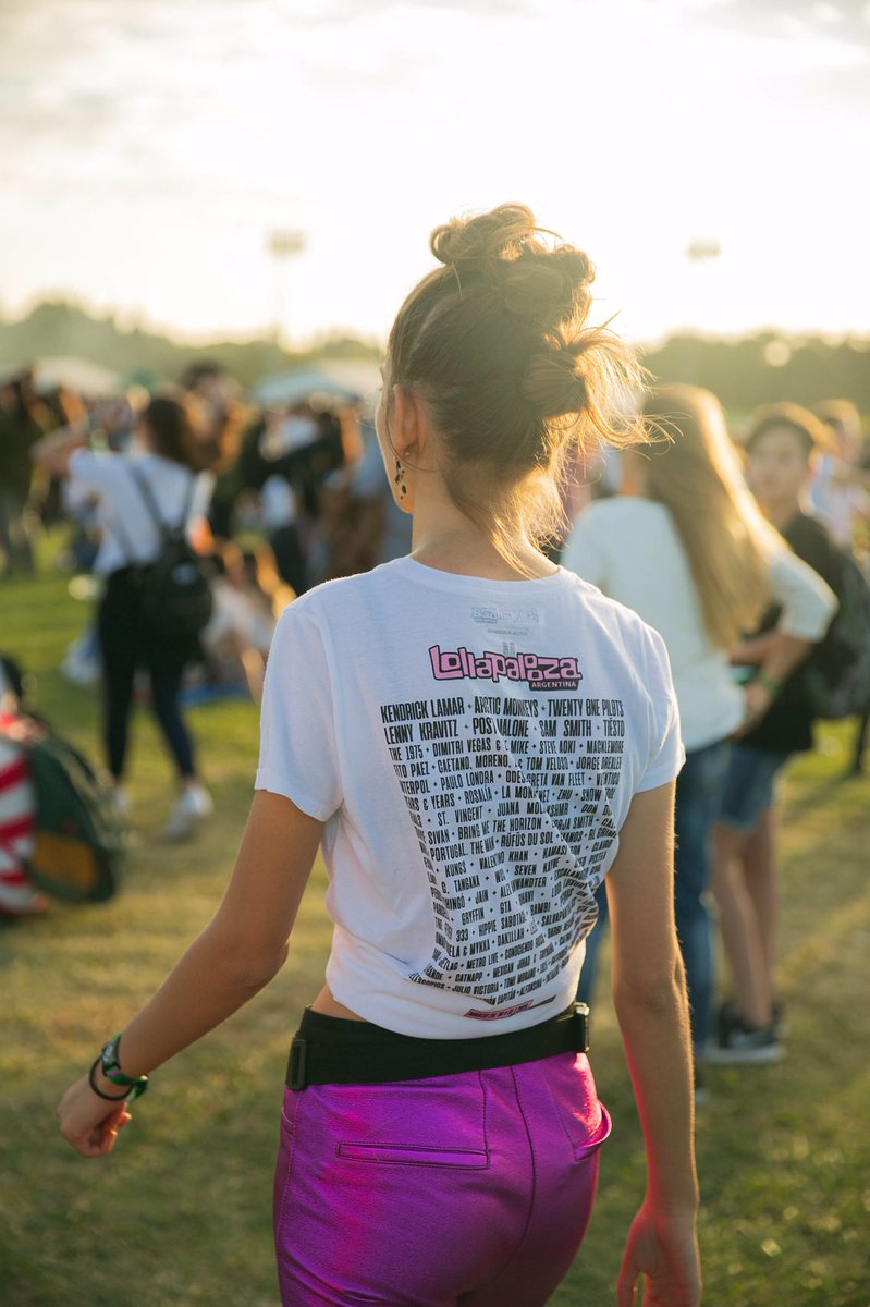 lollapaloozaar's tweet photo. 👚🧢 ¿Ya tenés tu #LollaLook? ¡Acercate a los puestos de Merchandising para conseguir los productos oficiales del #LollaAR! 👕🕶
#lolla #lollapalooza #merch #festival #music https://t.co/YOBDzscV2V