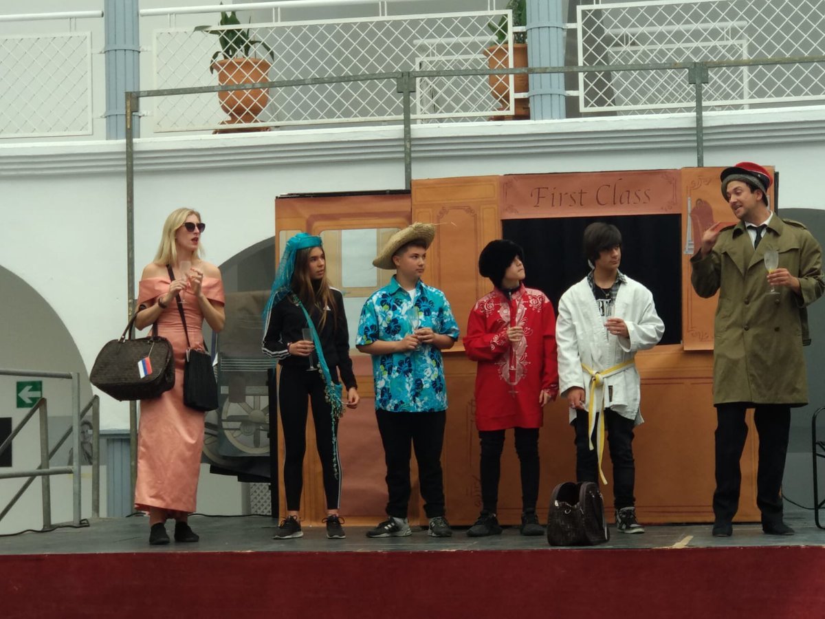 grupos bilingües han asistido a una representación teatral en inglés.
El Centro Cívico fue cedido por el Ayuntamiento a la compañía "Face to Face" para representar la obra "Derailed" una divertida adaptación cómica de la novela de Ágata Christie, Asesinato en el Orient Express.