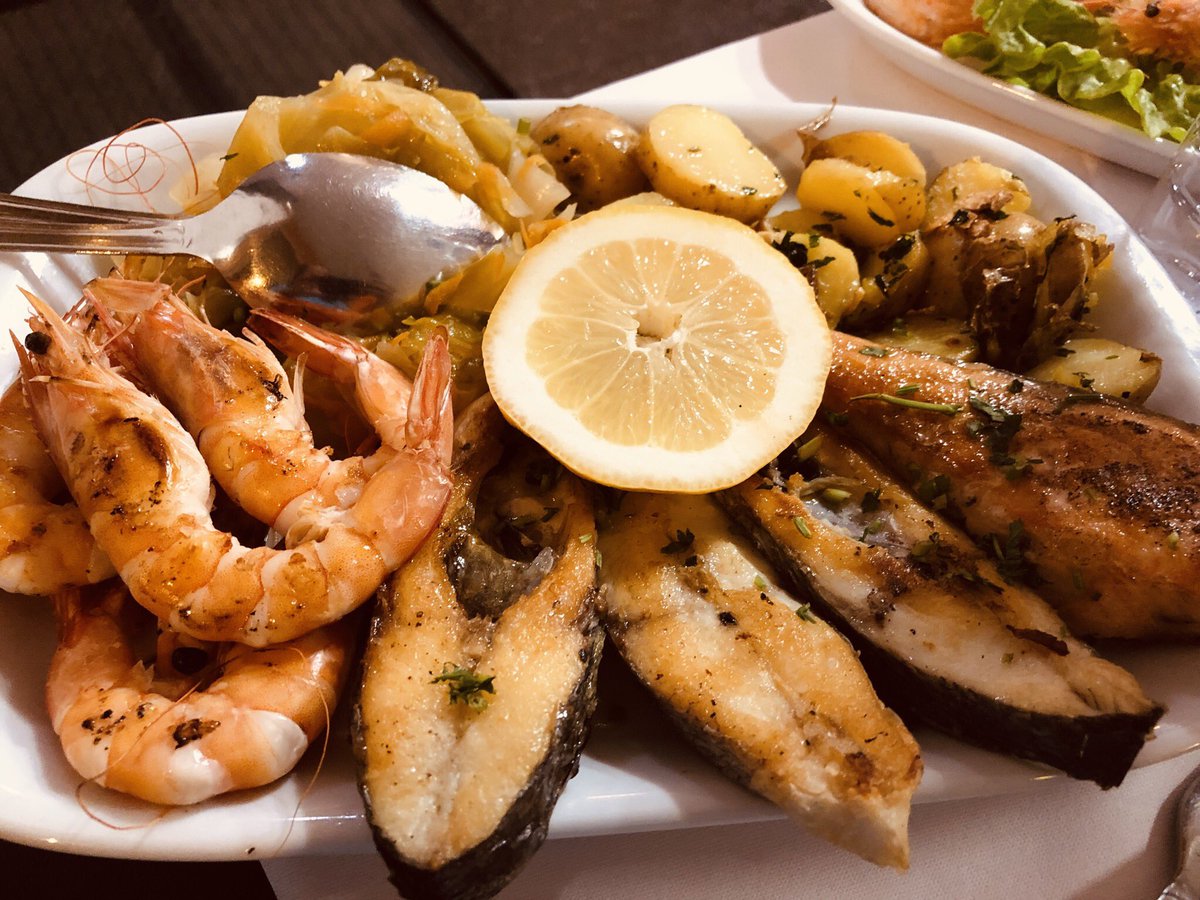 MaddyRenstrom's tweet photo. #ICPC2019 #questfood Great seafood in Porto with great price! https://t.co/Gpp5nnMeGV